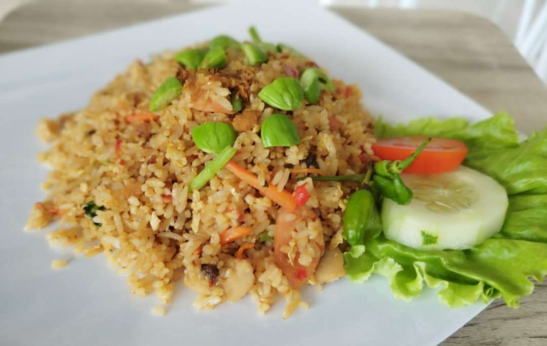 Nasi goreng pete warung Woory's menyajikan nasi goreng dengan petai yang melimpah (foto: Muh Hujaini/Ngopibareng.id)