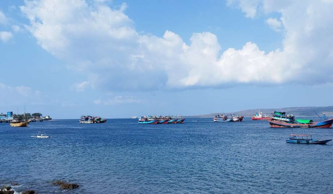 Sejumlah kapal ikan tampak angker di perairan sebelah utara Pelabuhan Tanjungwangi (Foto: Muh Hujaini/Ngopibareng.id)