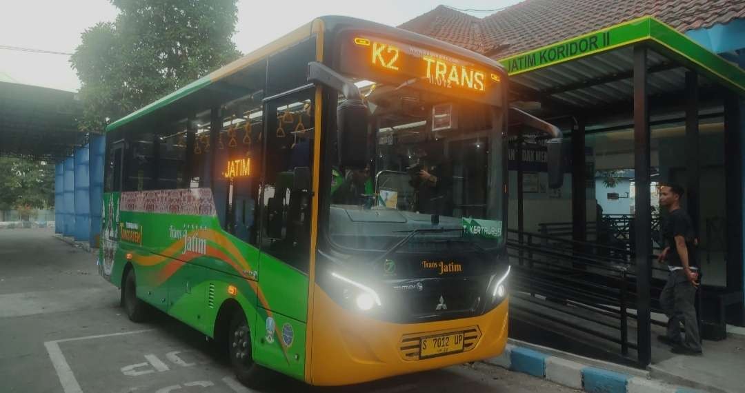 Bus Trans Jatim Koridor 2 menjemput penumpang di halte Terminal Kertajaya.(Foto Deni Lukmantara/Ngopibareng)