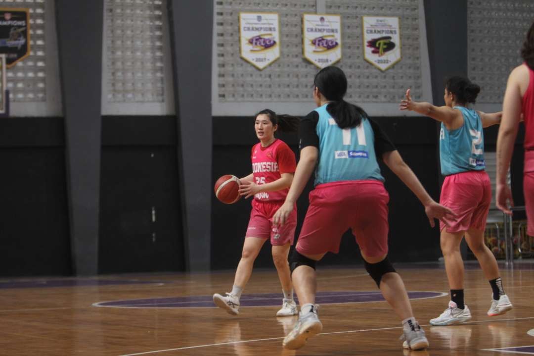 Pemain Timnas Basket Putri Indonesia saat menjalani latihan di GOR Kertajaya, Surabaya, Kamis 21 September 2023. (Foto: Fariz Yarbo/Ngopibareng.id)