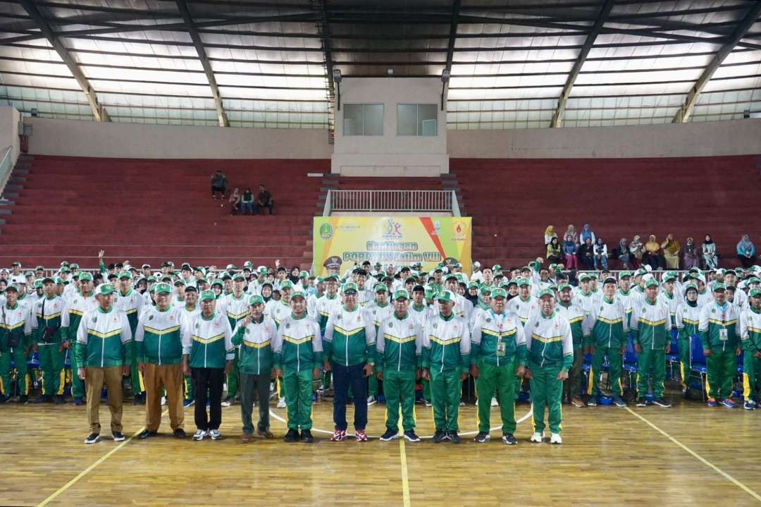 Wakil Walikota Pasuruan Adi Wibowo, saat melepas ratusan atlet kontingen Kota Pasuruan ke ajang Pekan Olahraga Provinsi (Porprov) VIII Jawa Timur 2023, Senin 4 September 2023 di GOR Untung Suropati. (Foto: Pemkot Pasuruan)