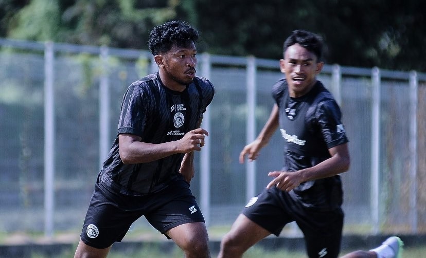 Skuat Arema FC saat menjalani sesi latihan jelang laga melawan Persebaya Surabaya pada Kompetisi Liga 1 musim 2023/2024 (Foto: Twitter/@Aremafcofficial)