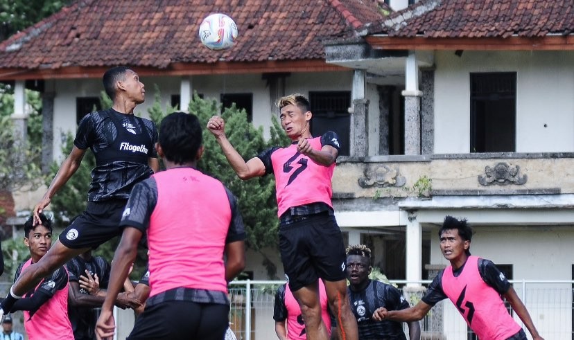 Pemain Arema FC saat menjalani sesi latihan jelang laga melawan Persebaya Surabaya di kompetisi Liga 1 musim 2023/2024 (Foto: Twitter/@Aremafcofficial)