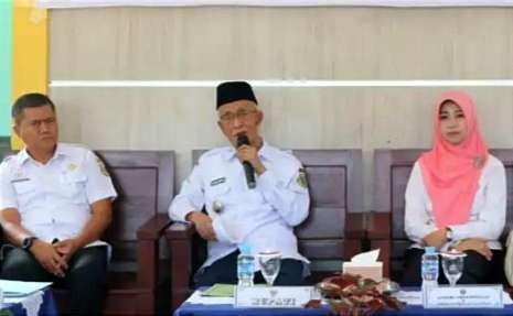 Kepala DPMD Bondowoso Ahmad (kiri) dan Asisten I Pemkab Bondowoso, Haeriyah Yulianti saat pembentukan BUMDesMa di Kecamatan Tenggarang.(Foto:Guido/Ngopibareng.id)