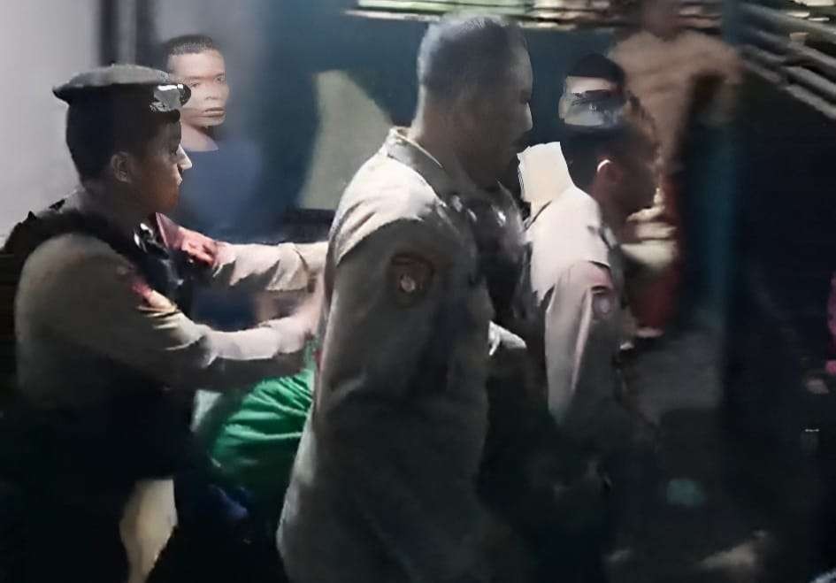 Polisi saat mengamankan tersangka dari amukan massa (Foto: tangkapan layar video amatir)