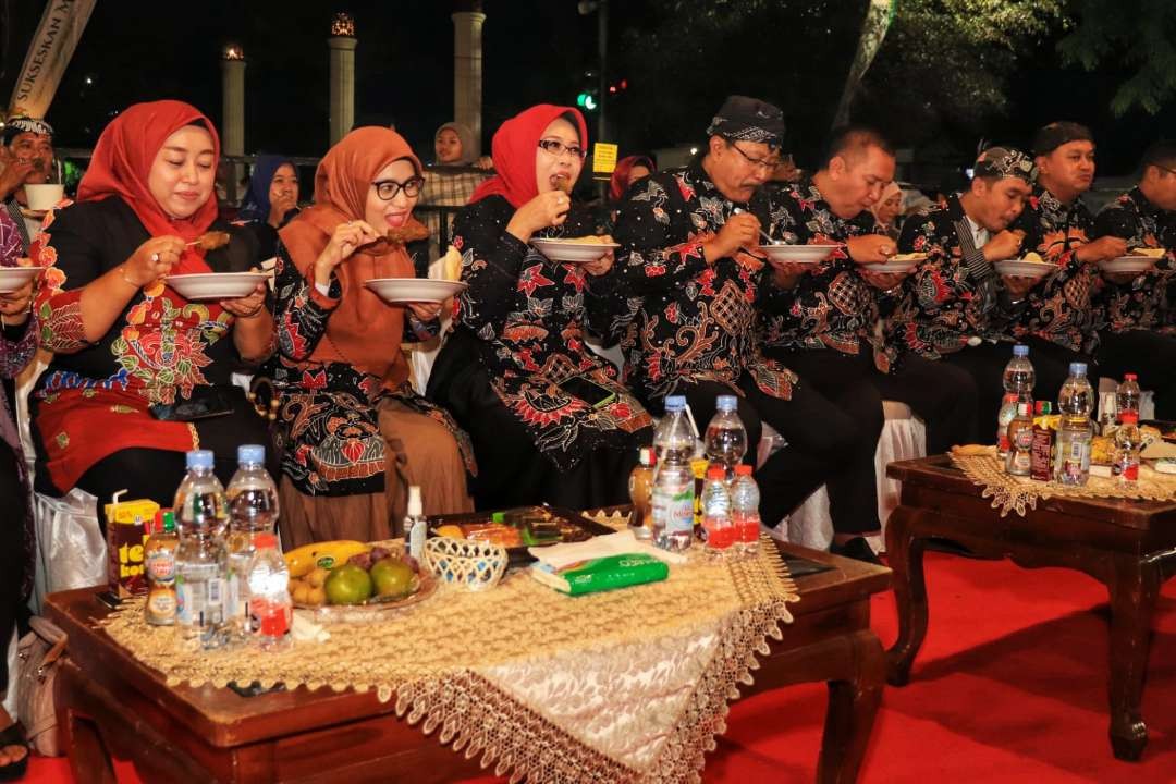 Walikota Pasuruan Saifullah Yusuf bersama forkompimda Kota Pasuruan sedang menyantap Rawon Sate Komo sebagai kuliner khas Kota pasuruan. (Foto: Pemkot Pasuruan)