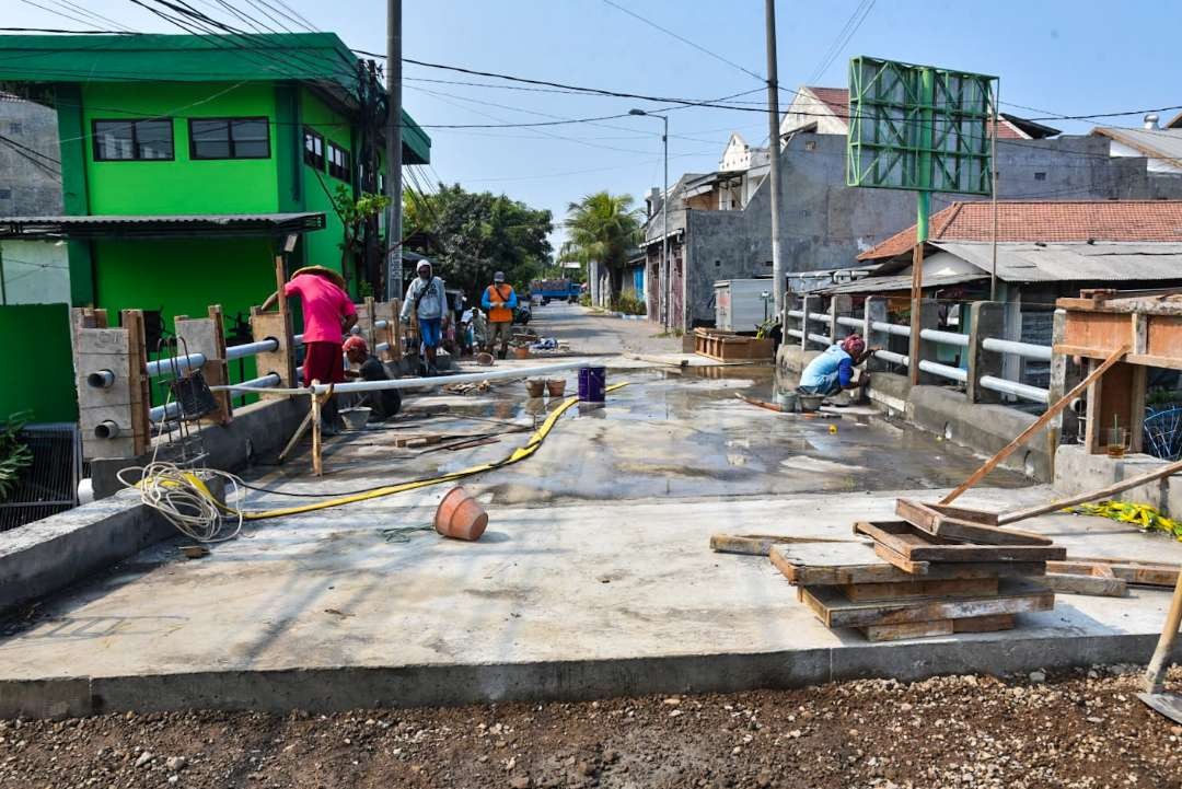 Progres proyek Jembatan Semampir, Kecamatan Waru, Sidoarjo. (Foto: Aini Arifin/Ngopibareng.id)