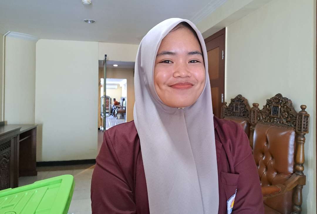 Mahasiswa asal Sulawesi Barat, Ade Irma Lestari saat ditemui di acara penyambutan mahasiswa PMM 3 di Rektorat Unair. (Foto: Pita Sari/Ngopibareng.id)