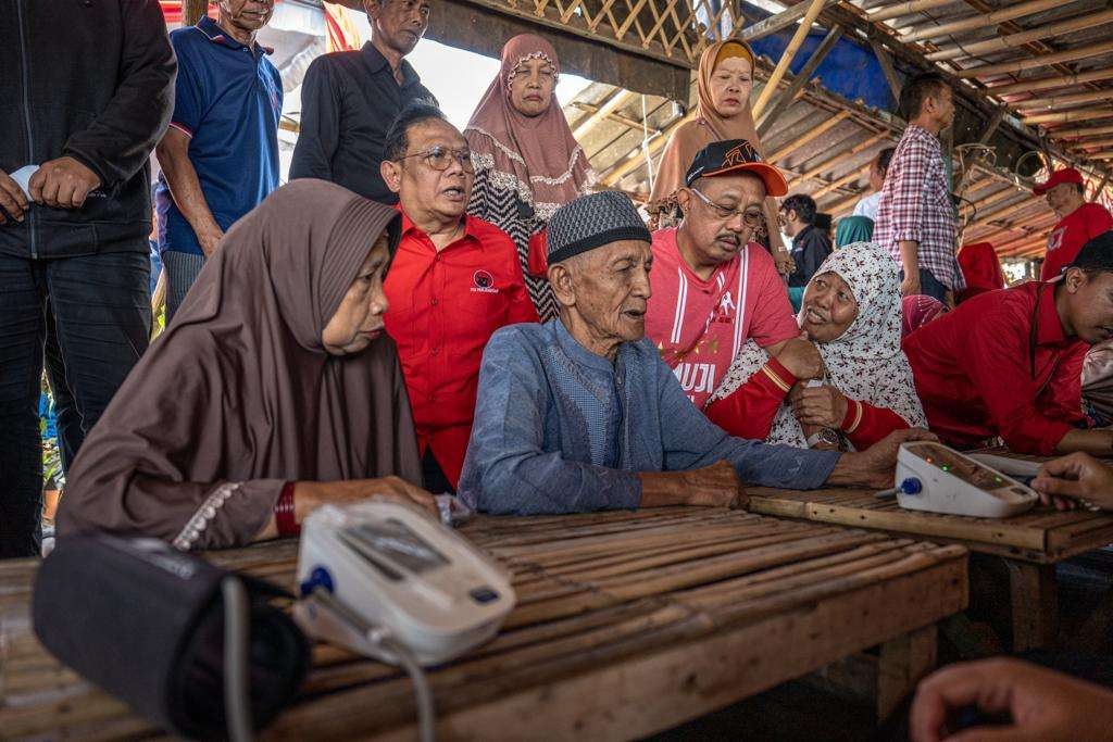 Warga saat mengikuti pengobatan gratis dari DPP PDI Perjuangan. (Foto: Fariz Yarbo/Ngopibareng.id)