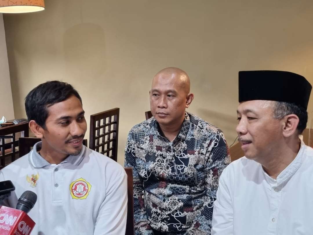Ayah korban dicolok, Samsul Arif (kiri) didampingi kuasa hukum Abdul Malik usai pemeriksaan di Surabaya, Jumat 22 September 2023. (Foto: Istimewa)