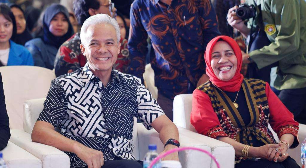 Capres 2024 Ganjar Pranowo bersama adik Menko Polhukam Mahfud MD, Prof. Siti Marwiyah. (Foto: Tim Media Ganjar Pranowo)