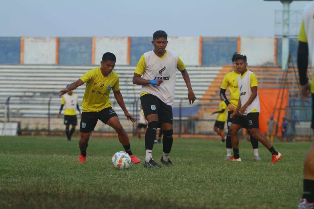 Persela Lamongan saat berlatih di Stadion Sudajaya Lamongan. (Foto: Istimewa)