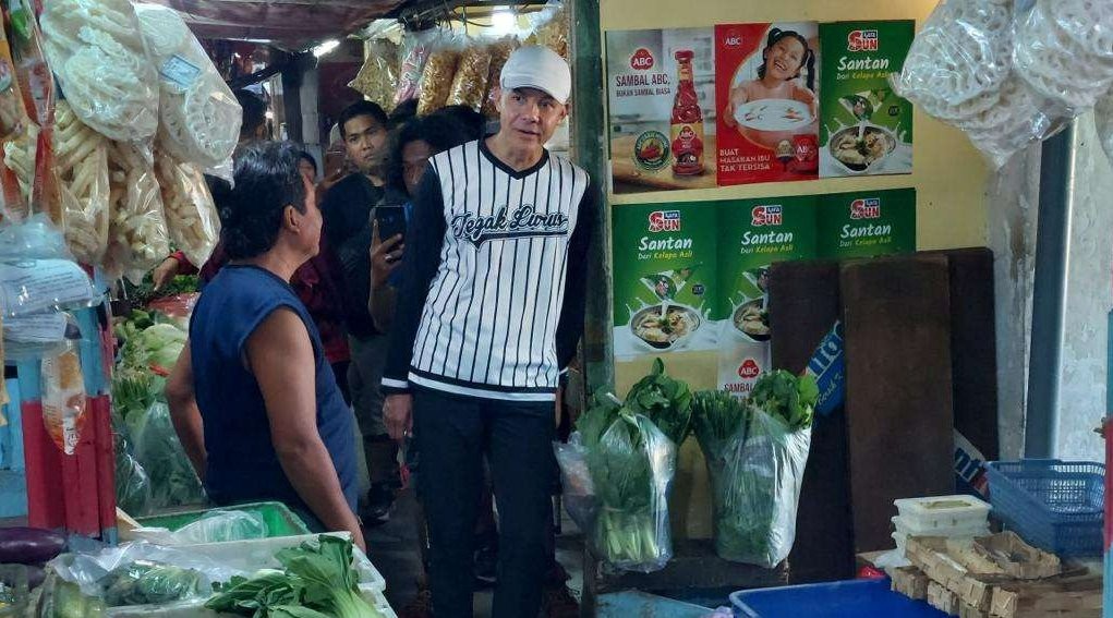 Capres 2024 Ganjar Pranowo saat berbincang dengan pedagang di Pasar Darmo Permai Surabaya. (Foto: Tim Ganjar Pranowo)