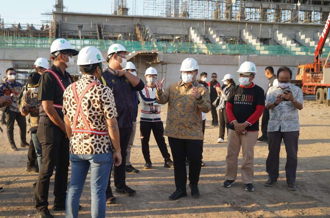 Bupati Kediri bersama Menpora mengunjungi Stadion Gelora Daha Jayati dan bandara. (Foto: Istimewa)