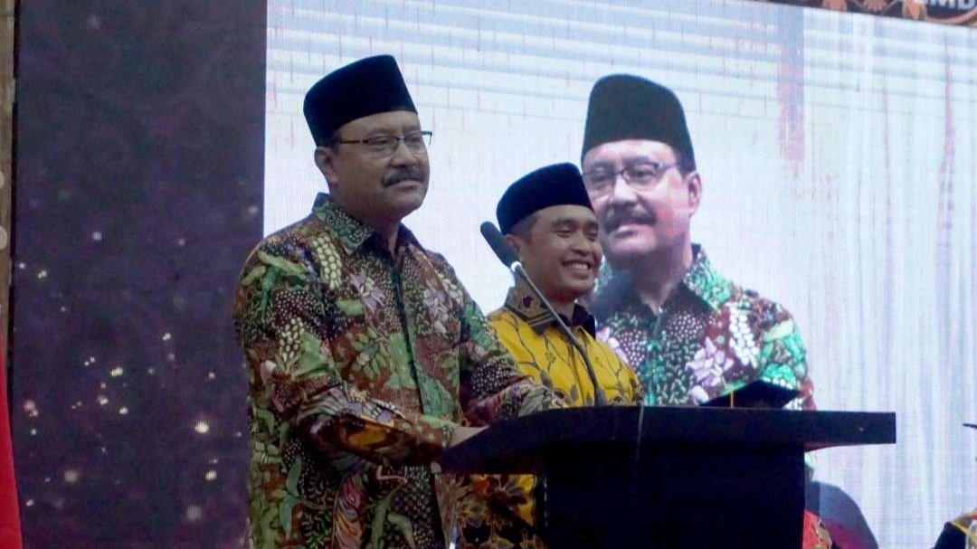 Walikota Pasuruan Saifullah Yusuf (Gus Ipul) didampingi Wakil Walikota Pasuruan Adi Wibowo saat memberikan sambuta di wisuda Universitas Merdeka Pasuruan. (Foto: Pemkot Pasuruan)