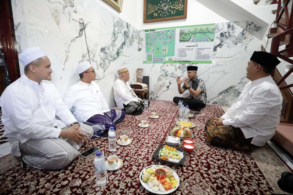 Ganjar Pranowo sowan ke KH Idris Hamid, pengasuh Pondok Pesantren Salafiyah Pasuruan, Jawa Timur pada Sabtu 23 September 2023, siang.(Foto: istimewa)
