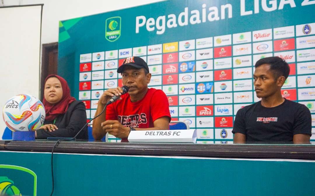 Coach Deltras FC, Widodo CP bersama pemain Deltras (foto :Aini/Ngopibareng.id)