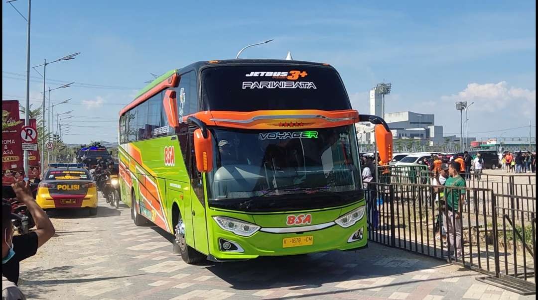 Bus Arema FC saat tiba di Stadion Gelora Bung Tomo, Surabaya, Sabtu 23 September 2023. (Foto: Fariz Yarbo/Ngopibareng.id)