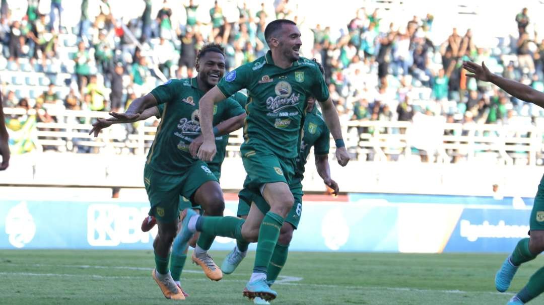 Dusan Stefanovic mencetak gol kedua Persebaya. (Foto: Fariz Yarbo/Ngopibareng.id))