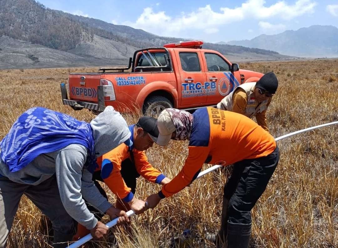 Warga dan petugas BPBD memperbaiki pipa yang rusak karena kebakaran hutan dan lahan di kawasan Gunung Bromo. (Foto: BPBD Kabupaten Probolinggo)