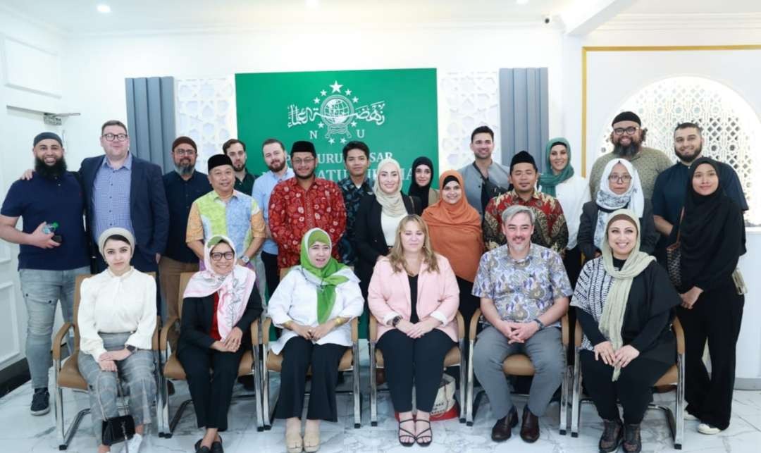 Wakil Sekjen PBNU Safira Rosa Machrusah bersama Delegasi Australia Indonesia Muslim Exchange Program (AIMEP) mengunjungi Pengurus Besar Nahdlatul Ulama (PBNU) Jalan Kramat Raya, Jakarta. (Foto: munawir aziz)