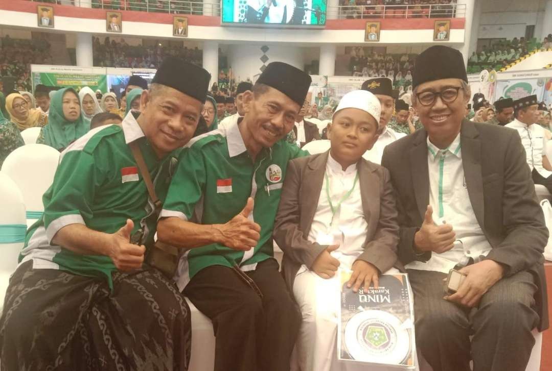 Wakil Rektor Universitas Nahdlatul Ulama Surabaya (UNUSA) Dr H Muhammad Faqih (kanan) bersama anak beprestasi. (Foto:adi/ngopibareng.id)