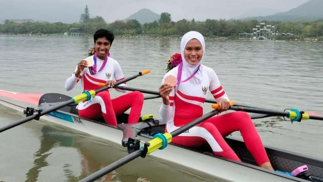 Dua atlet dayung Indonesia yang tampil di nomor rowing women’s lightweight double sculls, Chelsea Corputty dan Mutiara Rahma Putri, berhasil persembahkan medali perunggu untuk Indonesia di Asian Games Hangzhou, Minggu 24 September 2023. (Foto: Istimewa)