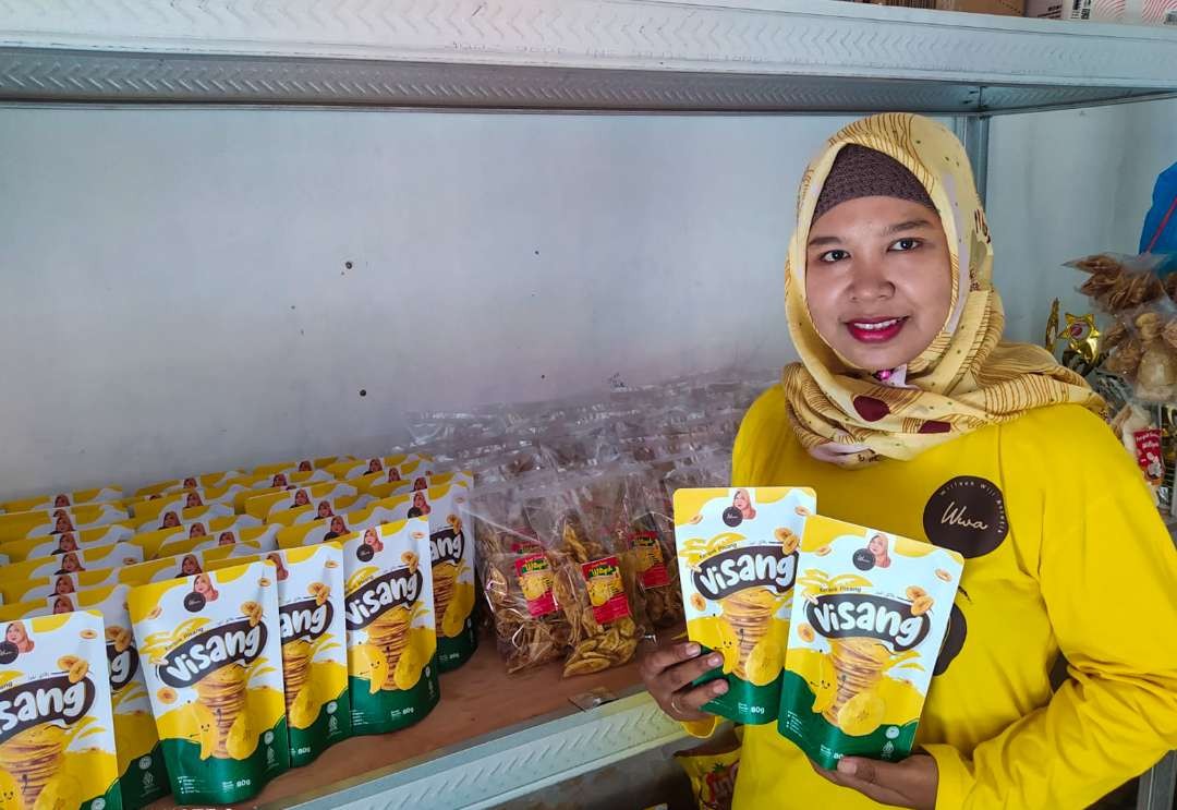 Wiliyah saat menunjukkan keripik pisang ekspor buatannya. (Foto: Aini/Ngopibareng.id)