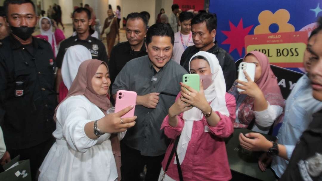 Ketua PSSI, Erick Thohir saat menerima permintaan foto pengunjung di Tunjungan Plaza, Surabaya, Minggu 24 September 2023. (Foto: Fariz Yarbo/Ngopibareng.id)