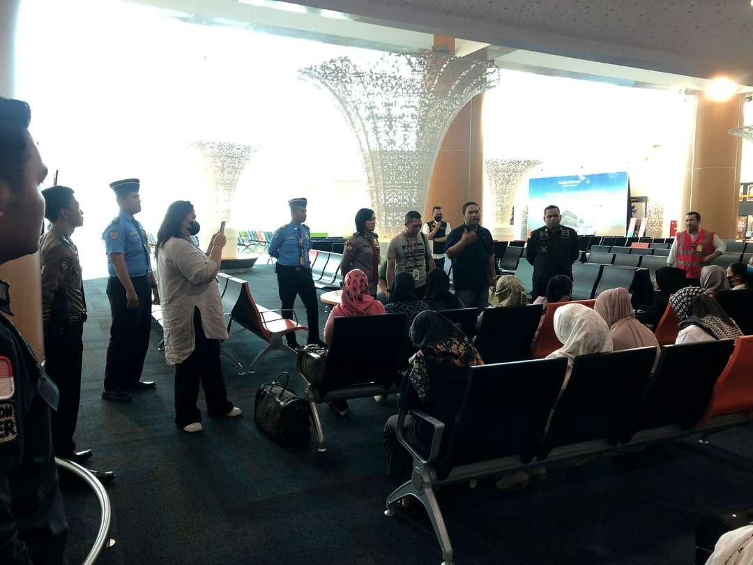 Petugas Kementerian Tenaga Kerja saat melakukan sidak di Bandara Kertajati. (Foto: Kemnaker)