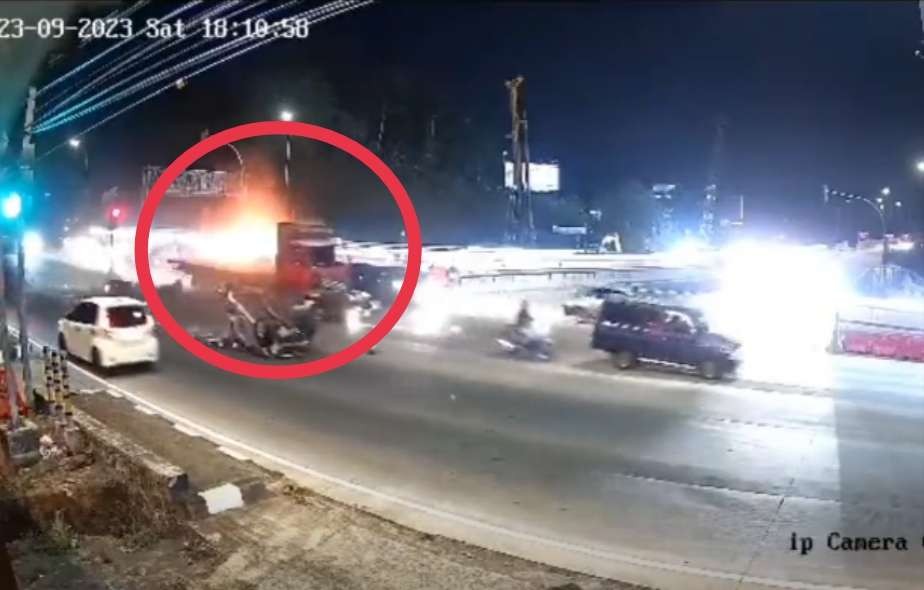 Truk seruduk sembilan unit motor, empat mobil, dan tiga orang korban meninggal dunia akibat kecelakaan maut di exit Tol Bawean Semarang, Sabtu 23 September 2023 malam. (Foto: Tangkapan layar CCTV)