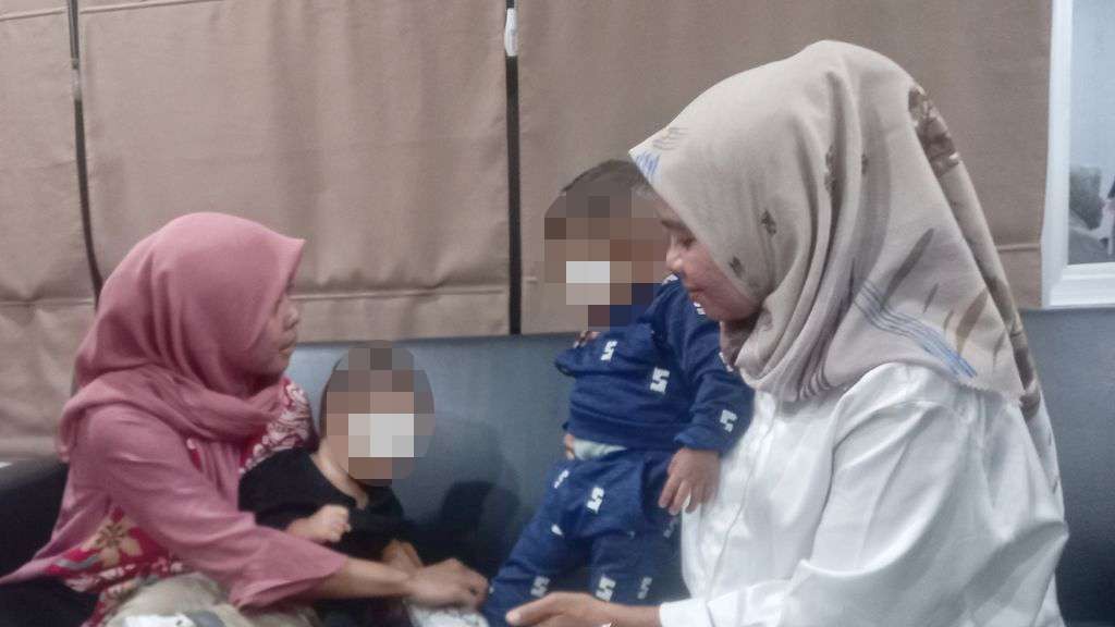 Bayi tertukar warga Bogor di rumah sakit akhirnya sudah pulang ke rumah orang tua kandungnya masing-masing, Jumat, 9 September 2023. (Foto: Istimewa)