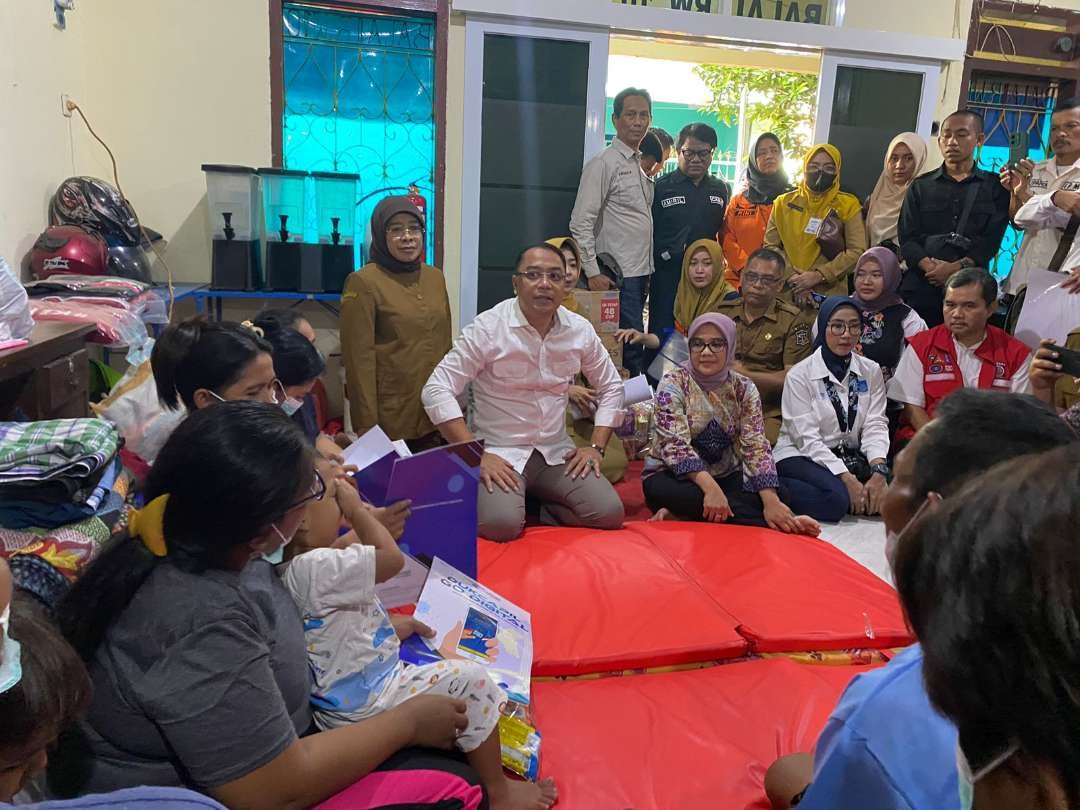 Walikota Surabaya, Eri Cahyadi saat mengunjungi warga Kupang Gunung di Balai RW. (Foto: Pita Sari/Ngopibareng.id)
