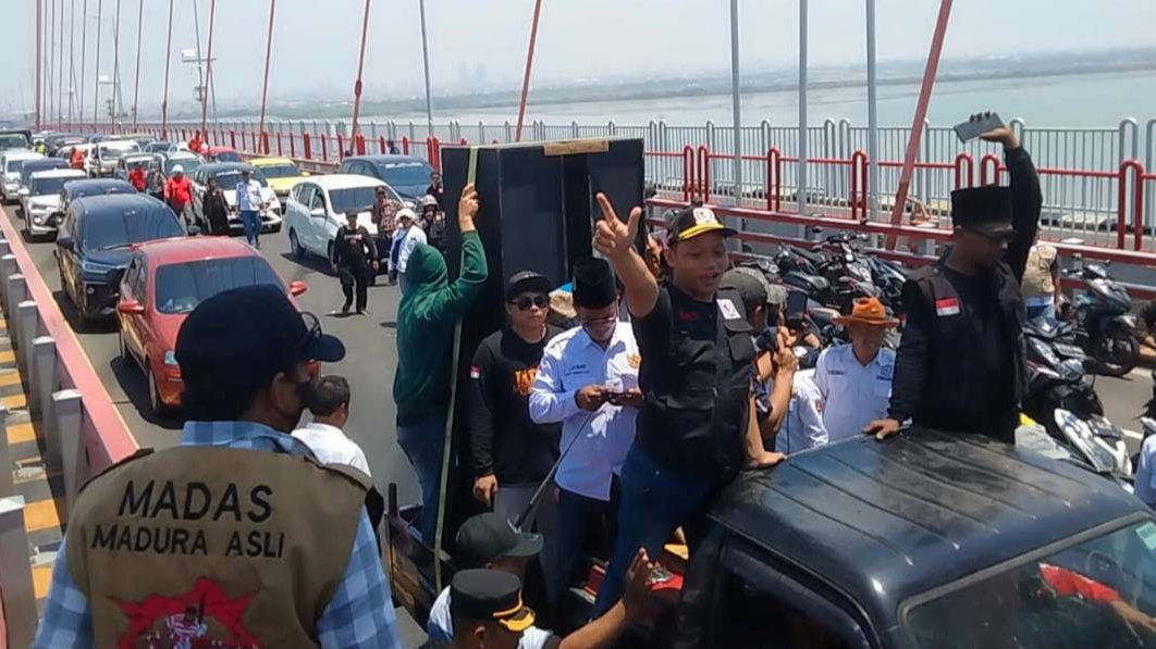 Kelompok Madas saat melakukan aksi demonstrasi di Jembatan Suramadu, Senin 25 September 2023. (Foto: Tangkapan Layar)