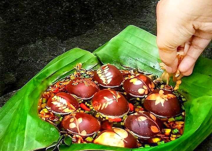 Telur bacem motif batik buatan Ahaddiini Hayyu (foto : Aini/Ngopibareng.id):