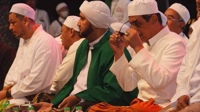 Habib Syech bin Abdul Qodir Assegaf saat Bershawat di Surabaya. (Foto: dok/ngopibareng.id)