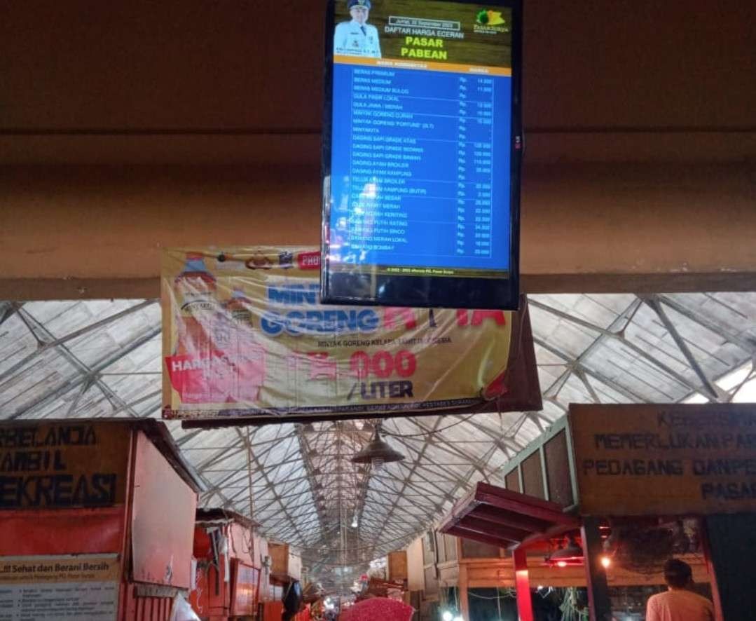 Layar monitor dipasang di pasar untuk pantau bahan kebutuhan pokok. (Foto: Humas Pemkot Surabaya)