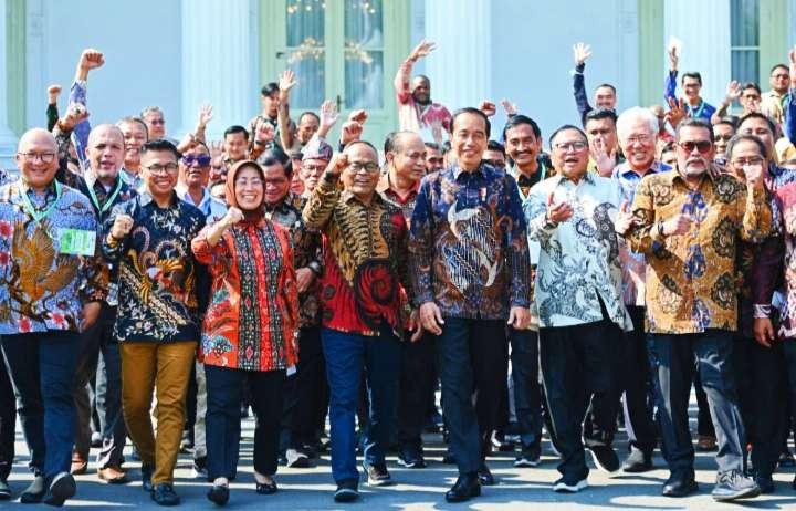 Presiden Jokowi  bersama insan pers berfoto di depan Istana setelah membuka Kongres ke-25 PWI di Istana Negara. (Foto: Setpres)