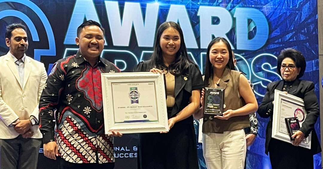 Michelle J (Founder dan Owner Starinc) dan Yohana Yusuf (CEO Starinc),  mewakili generasi muda menerima penghargaan The Most Trusted Brand yang  diselenggarakan dan dipilih oleh Indonesia Award Magazine. (Foto: Dok. Starinc)