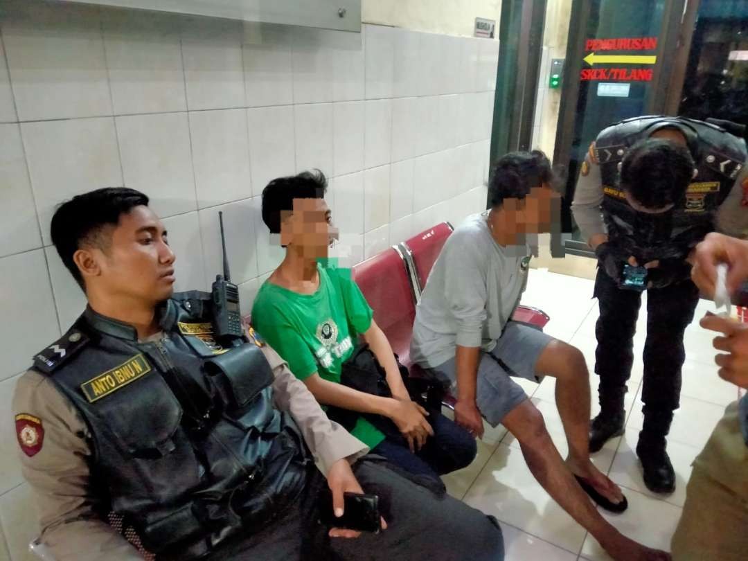 Dua orang remaja di bawah umur ditangkap polisi lantaran membawa puluhan pil koplo. (Foto: Humas Polrestabes Surabaya)