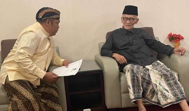 Rais Aam PBNU KH Miftachul Akhyar bersama Ketua Umum Pimpinan Pusat Pagar Nusa, HM Nabil Haroen. (Foto: m aziz/pagar nusa)