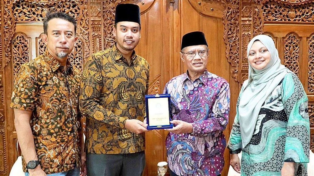 Ketua Umum PP Muhammadiyah Haedar Nashir bersama perwakilan Muhammadiyah Association Singapore . (Foto: md.or.id)