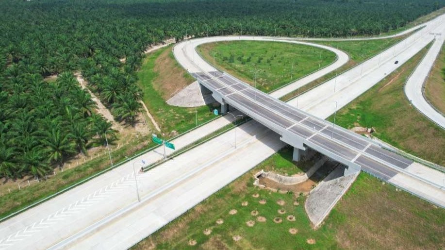 Pembangunan Jalan Tol Trans Sumatera, salah satunya ruas Indrapura-Kisaran sepanjang 47,75 km yang akan rampung di akhir 2023. (Foto: Dok PUPR)