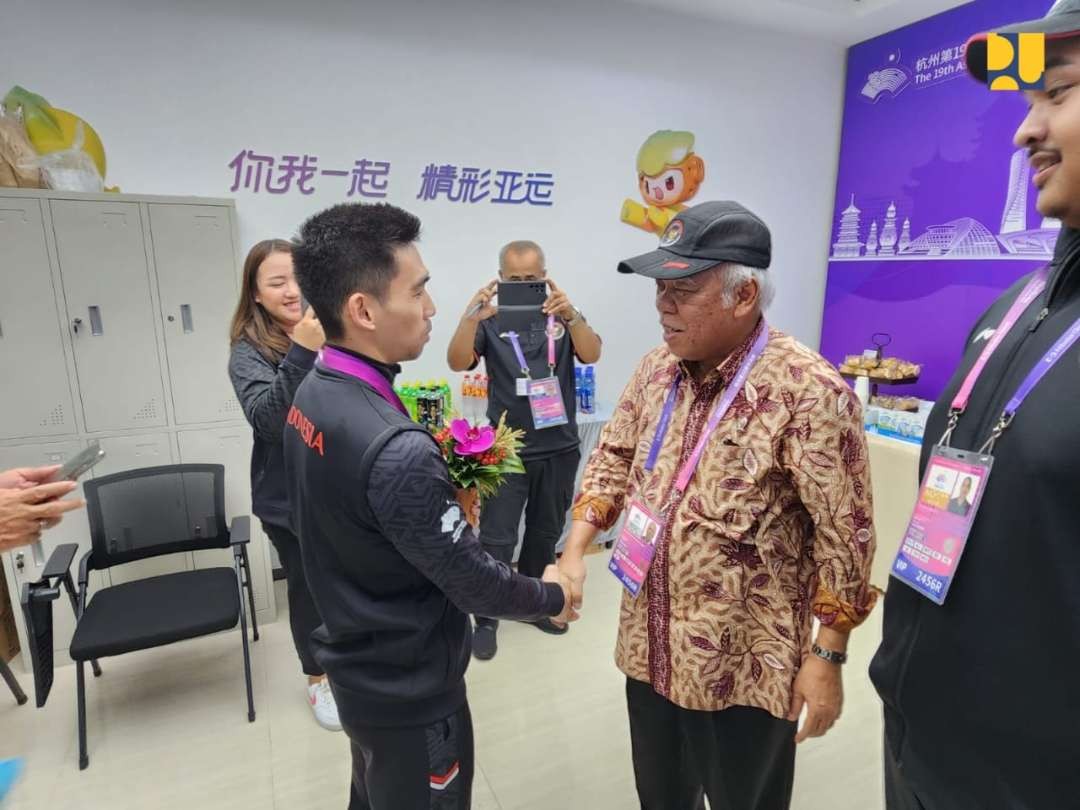 Menteri PUPR Basuki Hadimuljono selaku Ketua Kontingen Asian Games 2023 mengapresiasi perolehan medali emas ketiga dari cabang olahraga Wushu.(Foto: Dok PUPR)