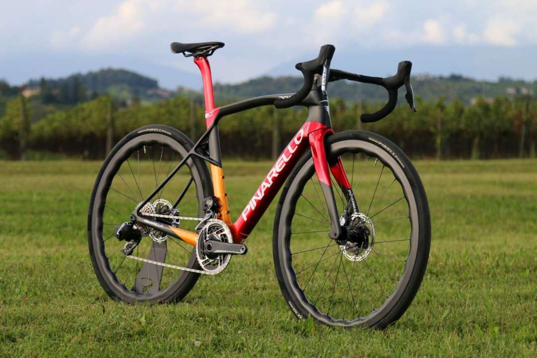 Pinarello Dogma X sepeda endurance yang mengejar kenyamana tetapi juga agresif khas sepeda race. (Foto: Istimewa)