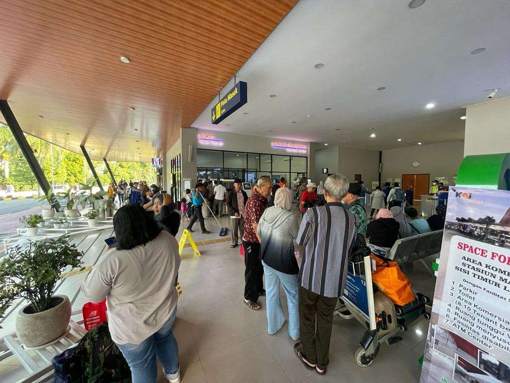 Penumpang di Stasiun Kereta Api Kota Malang. PT KAI Daop 8 Surabaya mencatat peningkatan penumpang mencapai 35 persen jelang libur Maulid Nabi. (Foto: Dok. PT KAI.