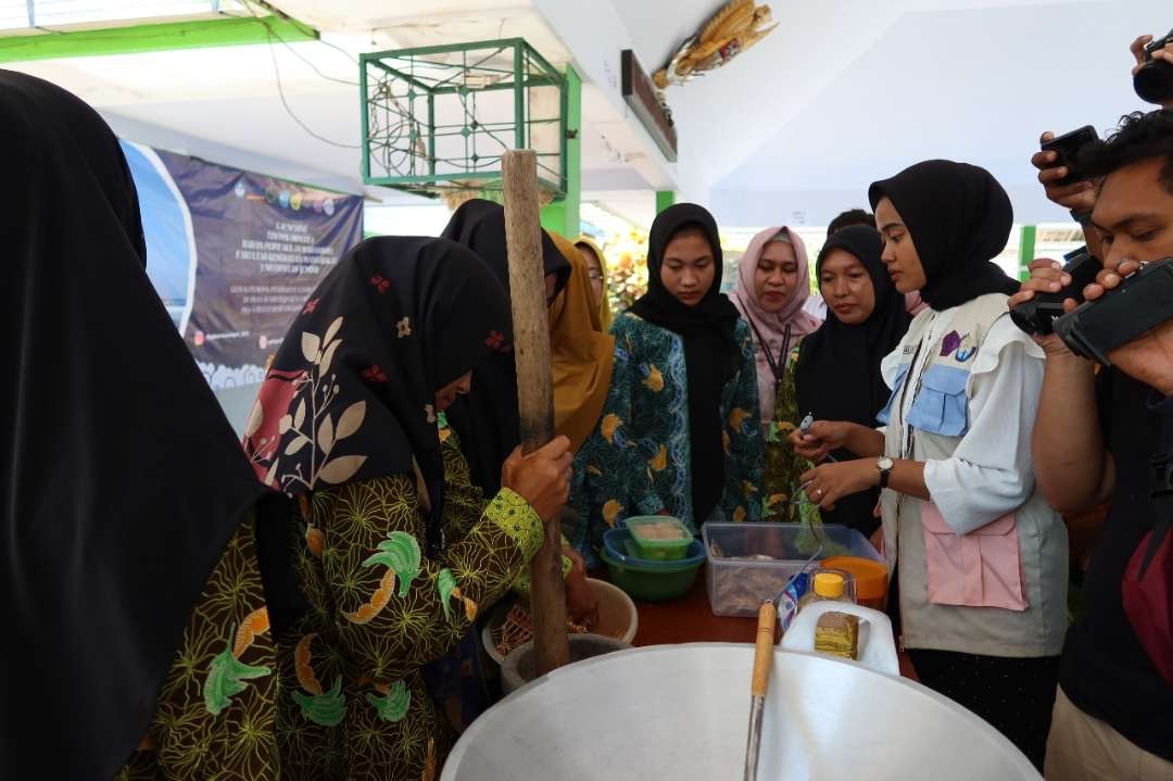 Mahasiswa Unej saat memberikan edukasi pembuatan nuggen dan kerupuk berbahan tulang kepada masyarakat (Foto: Dok Humas Unej)