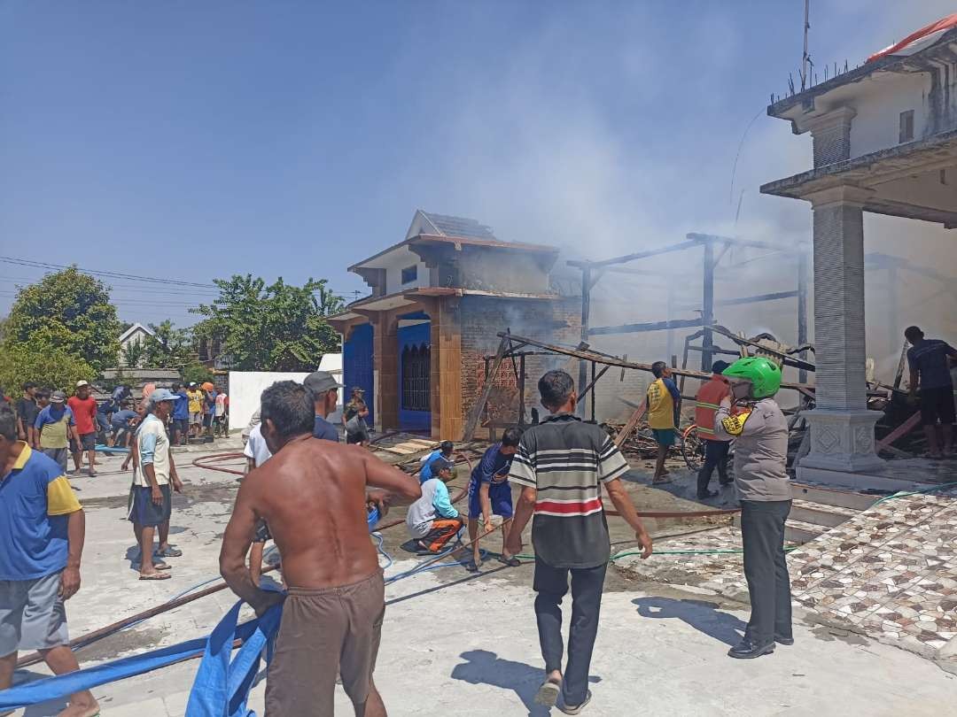 Kebakaran yang menyasar tiga rumah di Desa Jatidrojog, Kecamatan Kedungpring, Lamongan. (Foto: Istimewa)