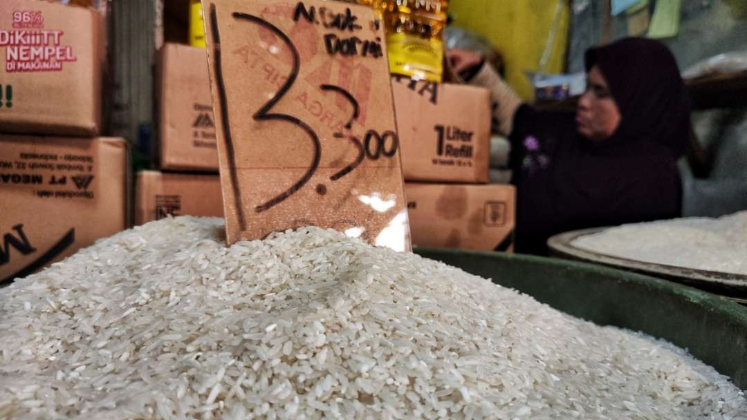 Harga beras premium di Pasar Pucang Surabaya melebihi harga eceran tertinggi atau HET. (Foto: Fariz Yarbo/Ngopibareng.id)