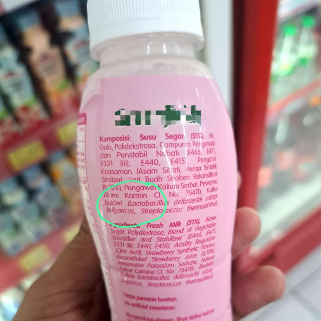 Salah satu produk minuman kemasan yang mengandung pewarna karmin. (Foto: Pita Sari/Ngopibareng.id)